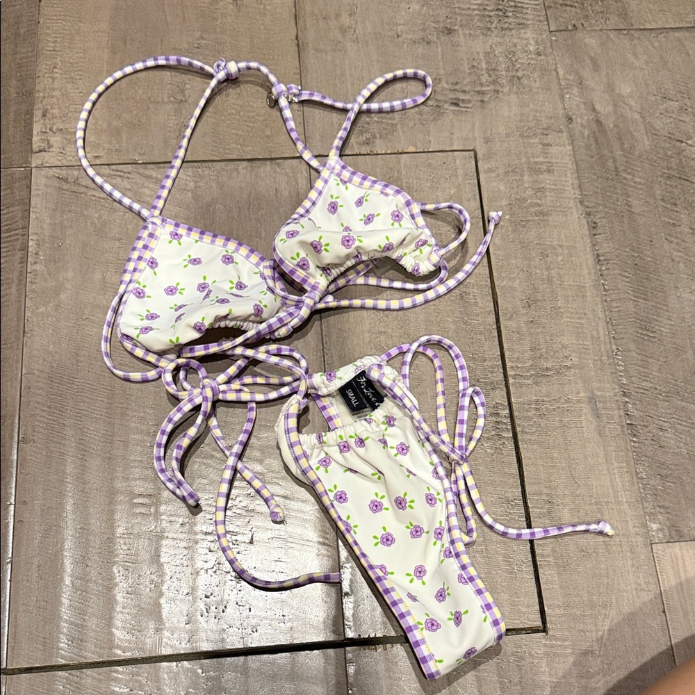 FOR LOVE & LEMONS - White and Purple Floral Bikini Bella Hadid - Picture 7 of 8